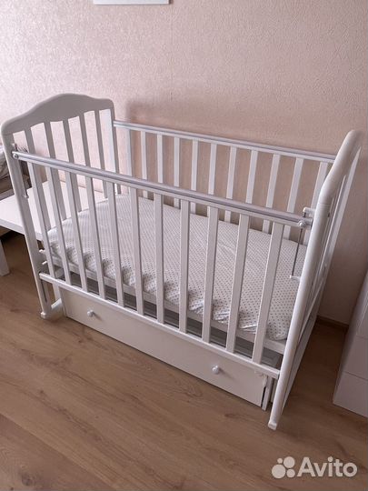 Детская кроватка с маятником и ящиком