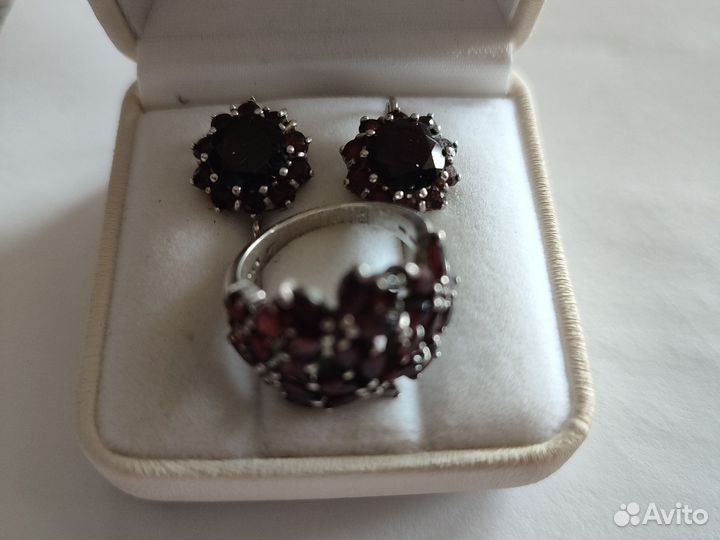 Серебряное кольцо с гранатом