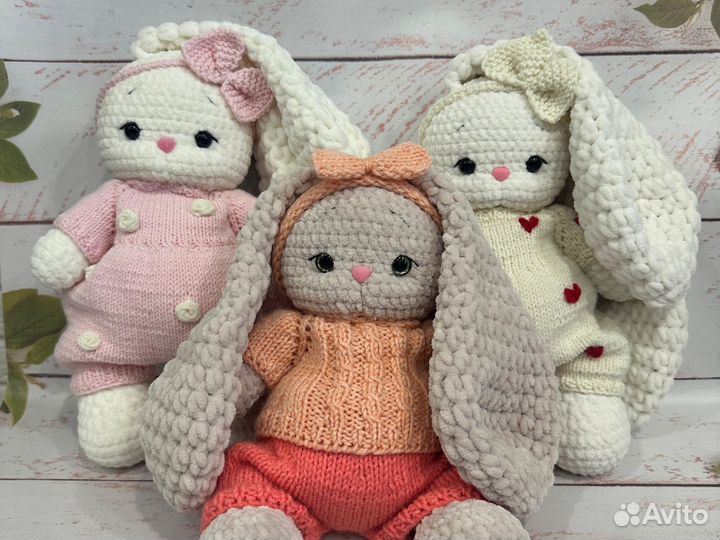 Вязаные игрушки ручной работы зайка