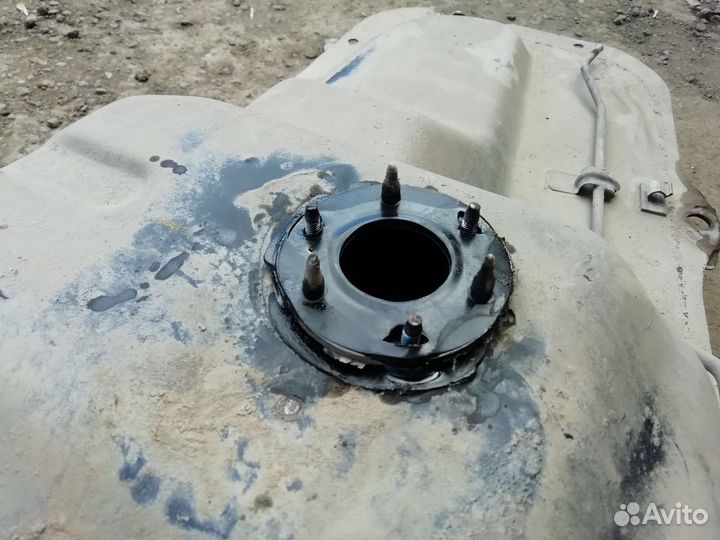 Бензобак на Mitsubishi Pajero 4