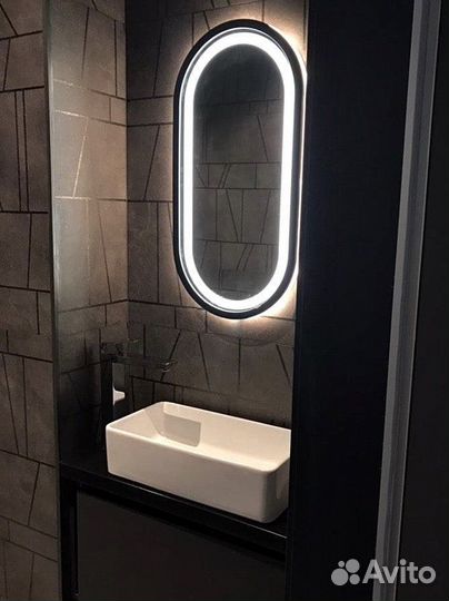 Зеркало в черной раме с подсветкой капсула