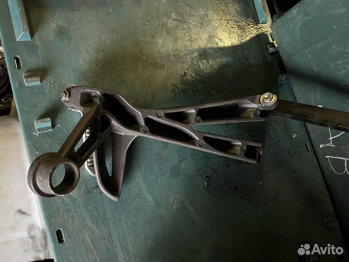 Triumph street triple 675 подножка правая