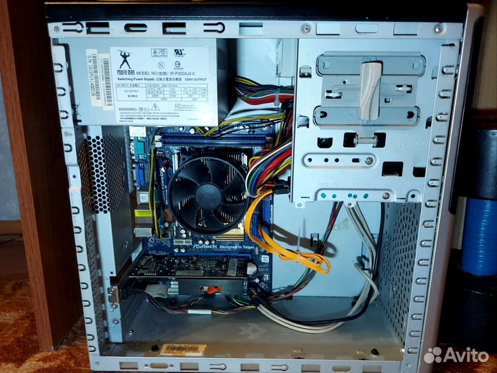 Компьютер с монитором и клавиатурой