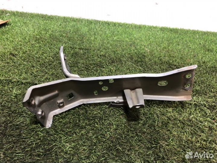 Кронштейн крепления крыла передний левый Mazda