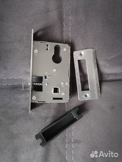 Замок в дверь новый