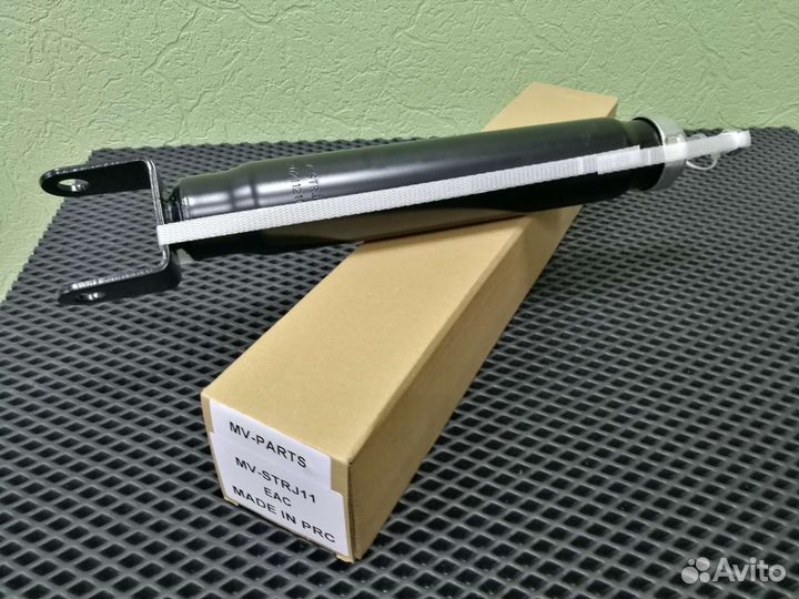 Амортизатор задний Jeep Grand Cherokee WK2