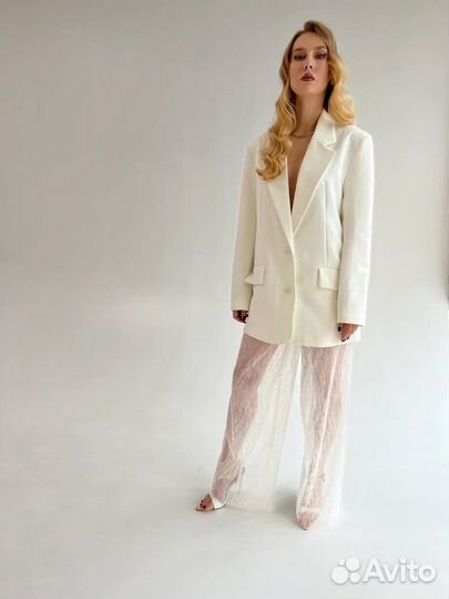 Белый женский пиджак в стиле oversize