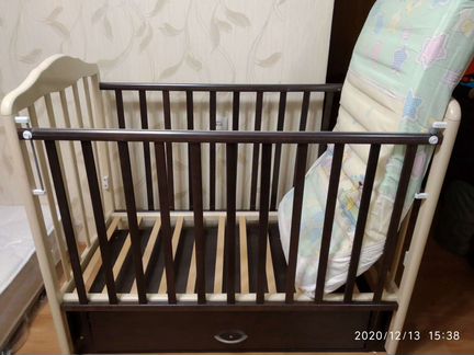 Детская кроватка с маятником и ящиком
