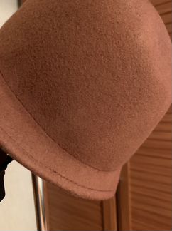 Стильная шляпа клош