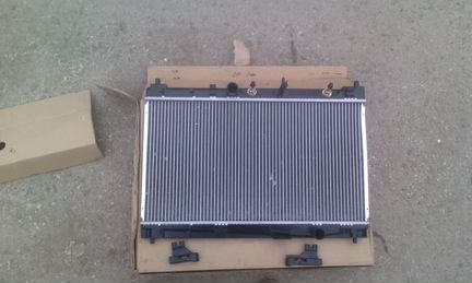 Радиатор охлаждения Toyota Yaris