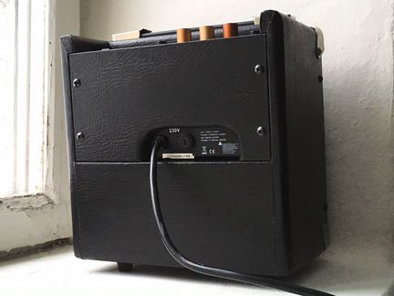 Маленький гитарный комбик Ashdown Tourbus 10