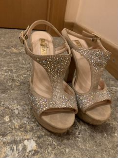 Босоножки со стразами