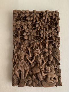 Резное панно из дерева