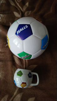 Мяч и футбольная кружка
