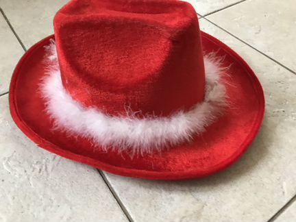 Шикарная шляпа для театральных постановок