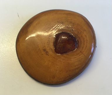 Деревянная брошь 