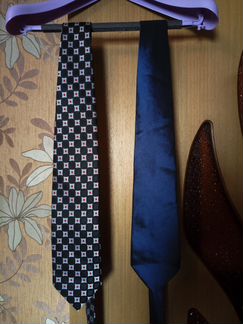 За два галстука фирменных