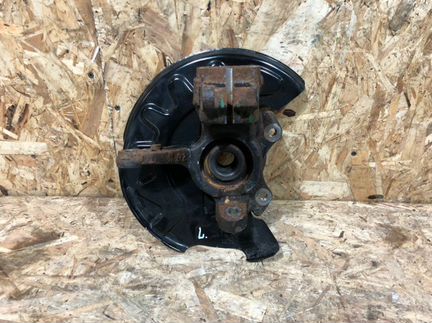 Поворотный кулак передний левый Skoda Rapid