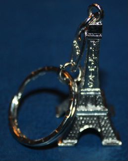 Брелок Эйфелева башня белого цвета