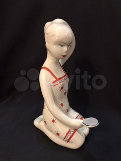 Девушка с зеркалом.Сысерть.Фарфоровая статуэтка