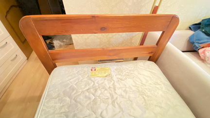 Кровать с матрасом