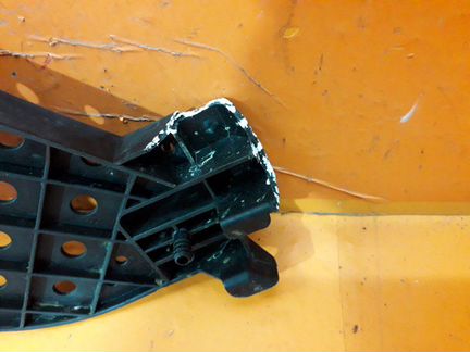 Кронштейн фары передний правый Audi Q3 8U