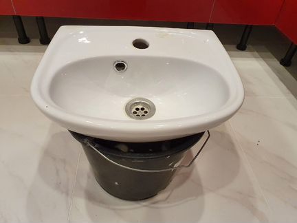 Подвесная раковина в туалет + смеситель