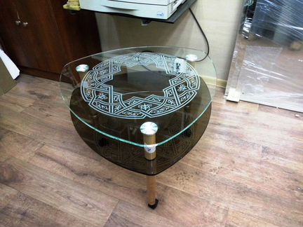 Столик из стекла с пескоструйным рисунком